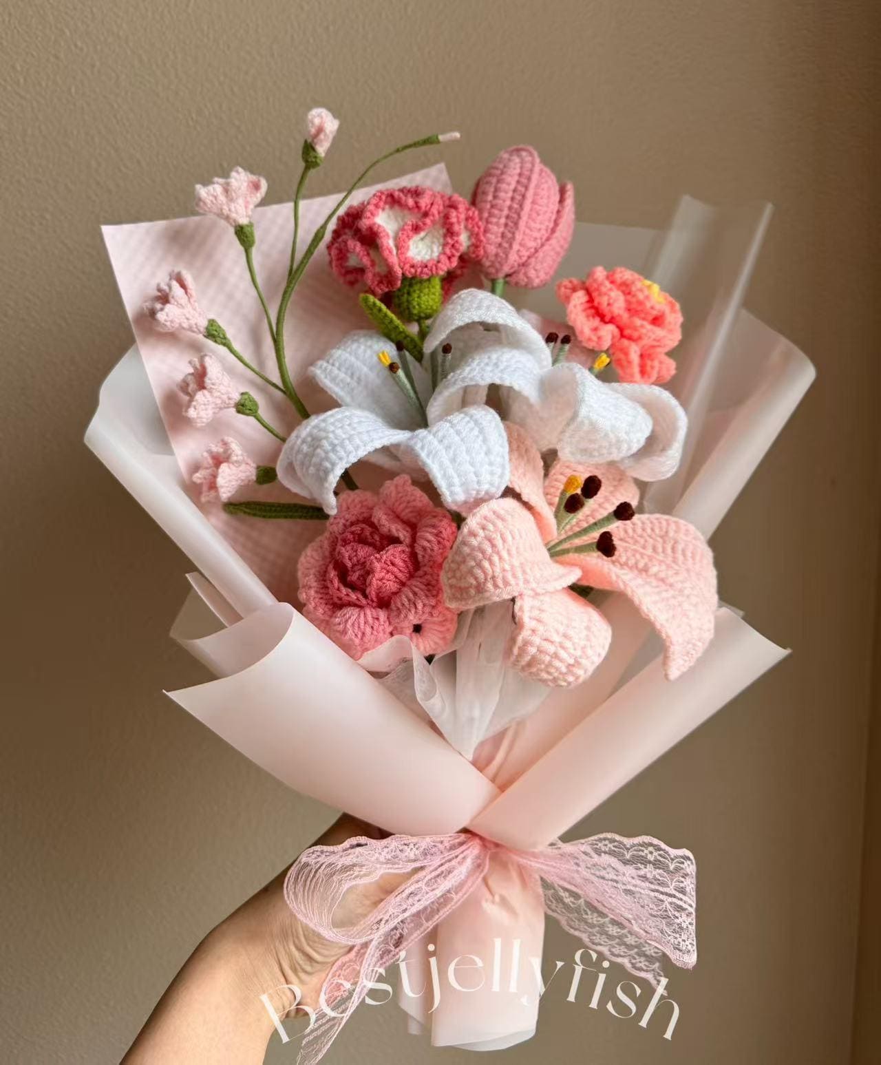 かぎ針編みの花束：手作りのバレンタインピンクのバラチューリップ誕生