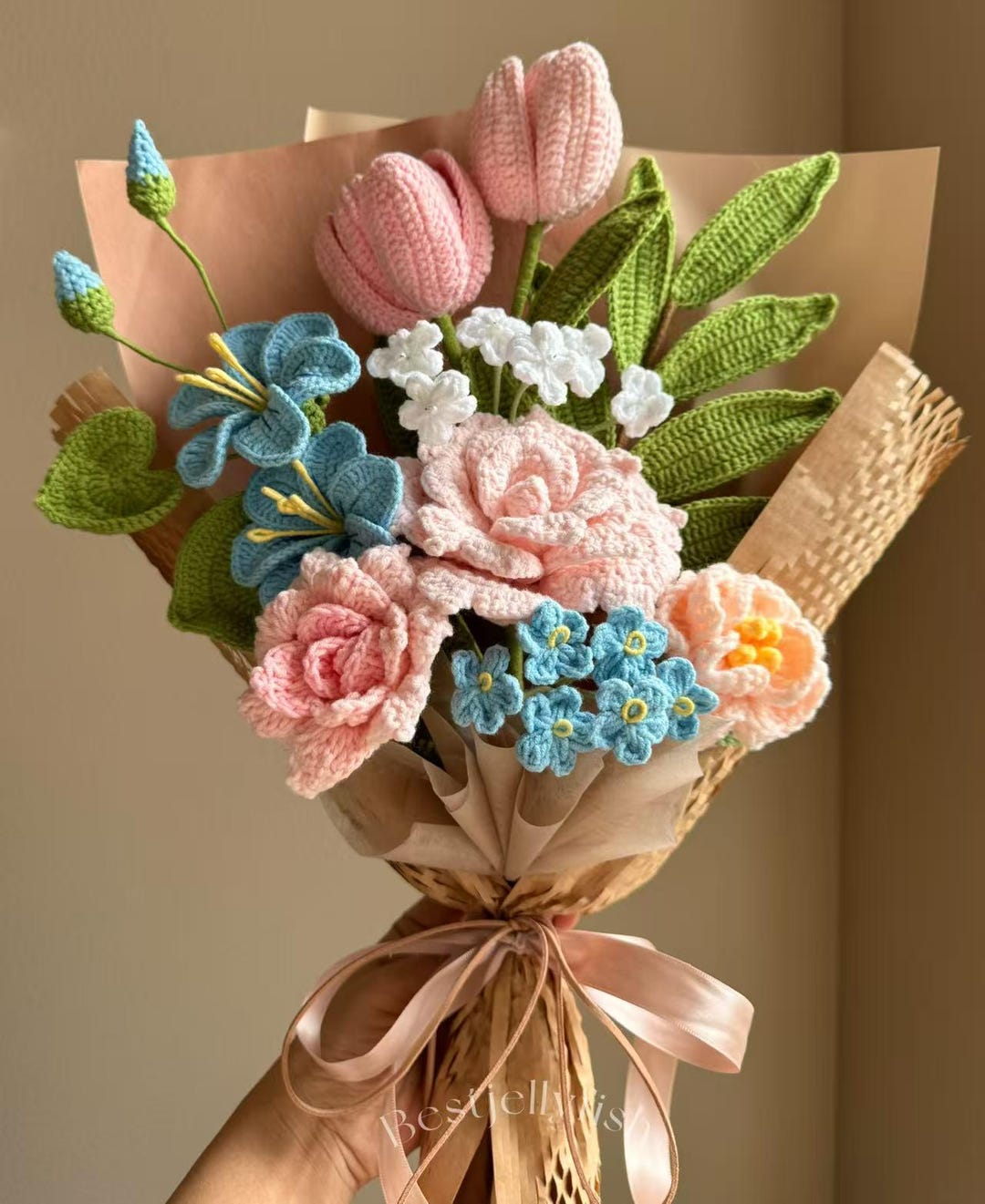手作りかぎ針編みの花束：編み物のバラとチューリップ、永遠の花の