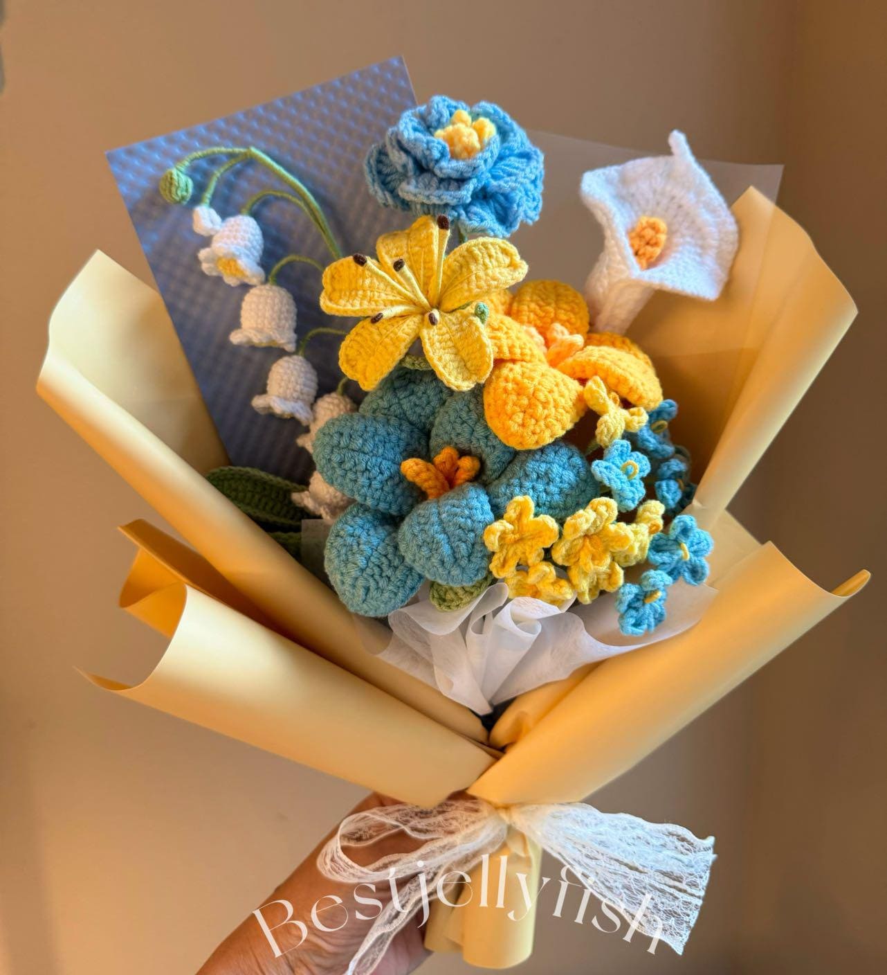 手作りかぎ針編みの花束：青いバラとデイジーのアレンジメント