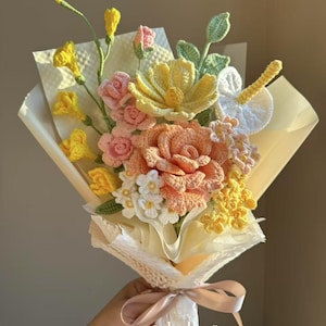 ハンドメイド 華やか花の刺繍 トートバッグ　ピンクとイエローのお花 カラフルな花柄パッチワークトートバッグ。赤、黄、青緑、ピンクなどの