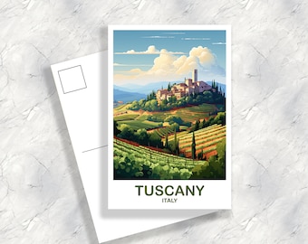 Op de afbeelding: Een ansichtkaart met een schilderachtige illustratie van een Toscaans dorpje, genesteld tussen glooiende heuvels en wijngaarden. De ansichtkaart heeft de tekst "Toscane, Italië".