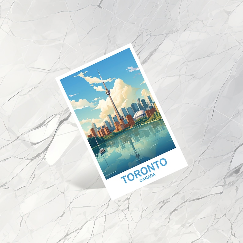 Pu&ograve; includere: Una cartolina con un'illustrazione colorata dello skyline di Toronto con la CN Tower al centro. La cartolina ha il testo "TORONTO CANADA" in basso.