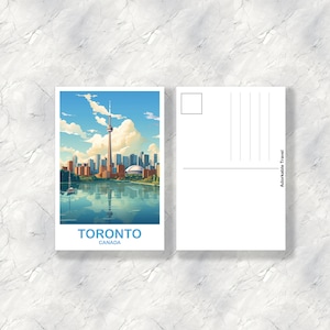 Pu&ograve; includere: Una cartolina con un'illustrazione colorata dello skyline di Toronto con la CN Tower, che si riflette nell'acqua. La cartolina dice "TORONTO CANADA" in basso.
