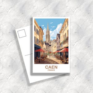 Può includere: Una cartolina con una scena di strada a Caen, in Francia, con un alto campanile. L'immagine mostra caffè con ombrelloni rossi, strade acciottolate ed edifici dai toni caldi sotto un cielo blu.