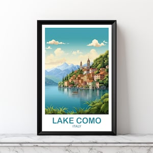 Peut inclure: Une affiche encadrée du lac de Côme, en Italie, représentant un village pittoresque sur une colline surplombant un lac serein. L'œuvre présente des bâtiments colorés, une végétation luxuriante et un ciel bleu clair avec des nuages duveteux. Les mots "Lake Como Italy" sont imprimés en bas.