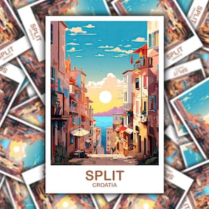 Può includere: Un'illustrazione colorata di una strada cittadina a Spalato, Croazia. L'immagine presenta una strada stretta con edifici su entrambi i lati, un cielo blu con nuvole bianche e un sole splendente in lontananza. Il testo "SPLIT CROATIA" è stampato nella parte inferiore dell'immagine.