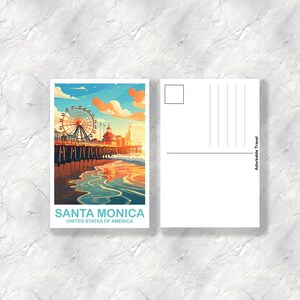 Op de afbeelding: Een ansichtkaart met een kleurrijke illustratie van de Santa Monica Pier bij zonsondergang. De afbeelding toont het reuzenrad, de piergebouwen en de oceaangolven. De tekst "SANTA MONICA UNITED STATES OF AMERICA" staat onderaan. De achterkant is leeg met lijnen.
