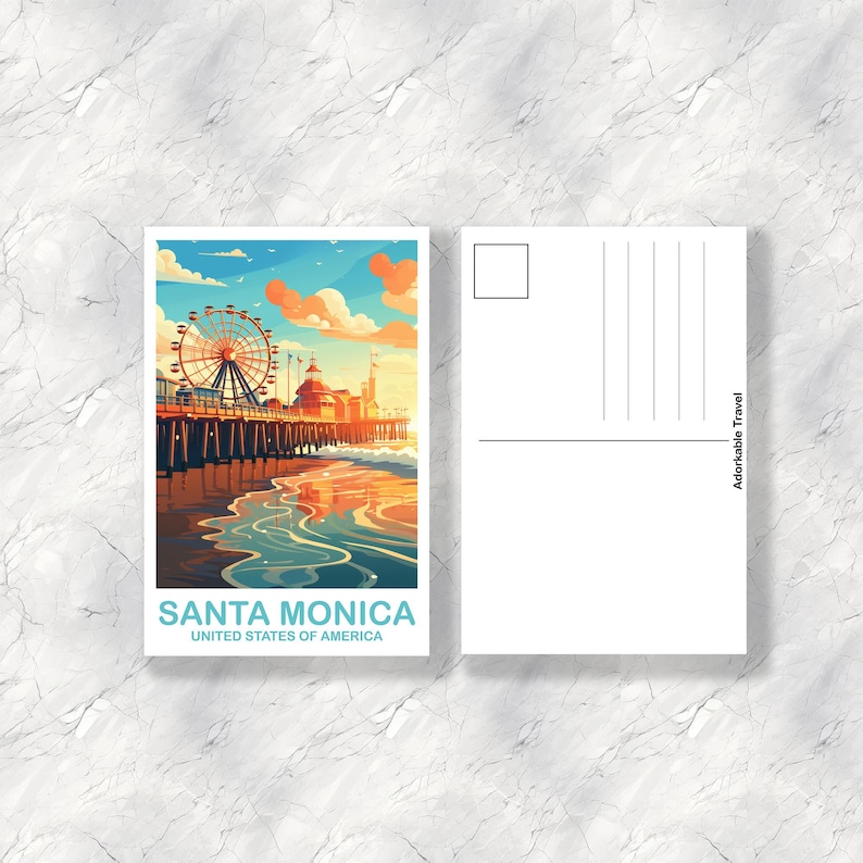 Op de afbeelding: Een ansichtkaart met een kleurrijke illustratie van de Santa Monica Pier bij zonsondergang. De afbeelding toont het reuzenrad, de piergebouwen en de oceaangolven. De tekst "SANTA MONICA UNITED STATES OF AMERICA" staat onderaan. De achterkant is leeg met lijnen.