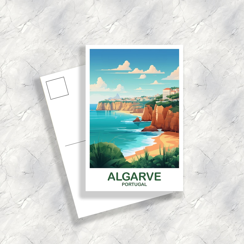 Op de afbeelding: Een ansichtkaart met een kleurrijke illustratie van een strandsc&egrave;ne in Algarve, Portugal. De ansichtkaart toont een rotsachtige kustlijn met een zandstrand, blauwe zee en een stad in de verte. De tekst "ALGARVE PORTUGAL" staat onderaan de ansichtkaart gedrukt.