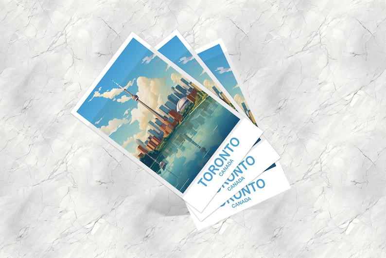 Pu&ograve; includere: Tre cartoline impilate con un'illustrazione blu e bianca dello skyline di Toronto, inclusa la CN Tower, e il testo "TORONTO CANADA" su ogni cartolina.