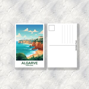 Op de afbeelding: Een ansichtkaart met een kleurrijke illustratie van een strandsc&egrave;ne in Algarve, Portugal. De ansichtkaart heeft een blauwe lucht met witte wolken, een zandstrand, blauw oceaanwater en rode kliffen. De tekst "ALGARVE PORTUGAL" is op de ansichtkaart gedrukt.
