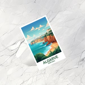 Op de afbeelding: Een ansichtkaart met een kleurrijke illustratie van een kustlandschap in de Algarve, Portugal. De ansichtkaart toont een strand, kliffen en een stad met gebouwen. De tekst "ALGARVE PORTUGAL" is op de ansichtkaart gedrukt.