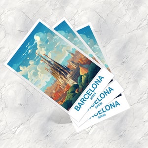 Pode incluir: Tr&ecirc;s postais empilhados uns sobre os outros com uma ilustra&ccedil;&atilde;o colorida da Sagrada Fam&iacute;lia em Barcelona, Espanha. O texto nos postais diz "Barcelona, Espanha".