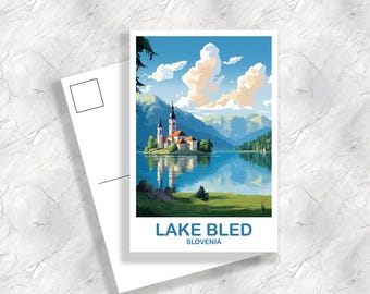 Op de afbeelding: Een ansichtkaart met een schilderachtige illustratie van het meer van Bled in Slovenië. De ansichtkaart toont een kerk op een eiland in het meer, omringd door bergen en een blauwe lucht met witte wolken. De tekst "LAKE BLED" en "SLOVENIA" is in blauw gedrukt aan de onderkant van de ansichtkaart.