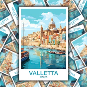 Puede incluir: Una postal con una colorida ilustración de La Valeta, Malta, con barcos en el puerto y edificios a lo largo de la costa. La postal tiene las palabras "Valleta" y "Malta" impresas. Hay otras postales esparcidas alrededor de la postal principal.
