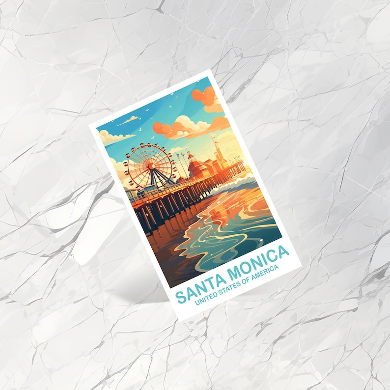 Op de afbeelding: Een kleurrijke kunstprint van de Santa Monica Pier, met een reuzenrad, piergebouwen en oceaangolven. De print bevat de tekst "SANTA MONICA UNITED STATES OF AMERICA" in een lichtblauwe kleur.