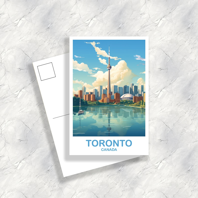 Pu&ograve; includere: Una cartolina con un'illustrazione colorata dello skyline di Toronto con la CN Tower al centro. La cartolina ha il testo "TORONTO CANADA" in basso.