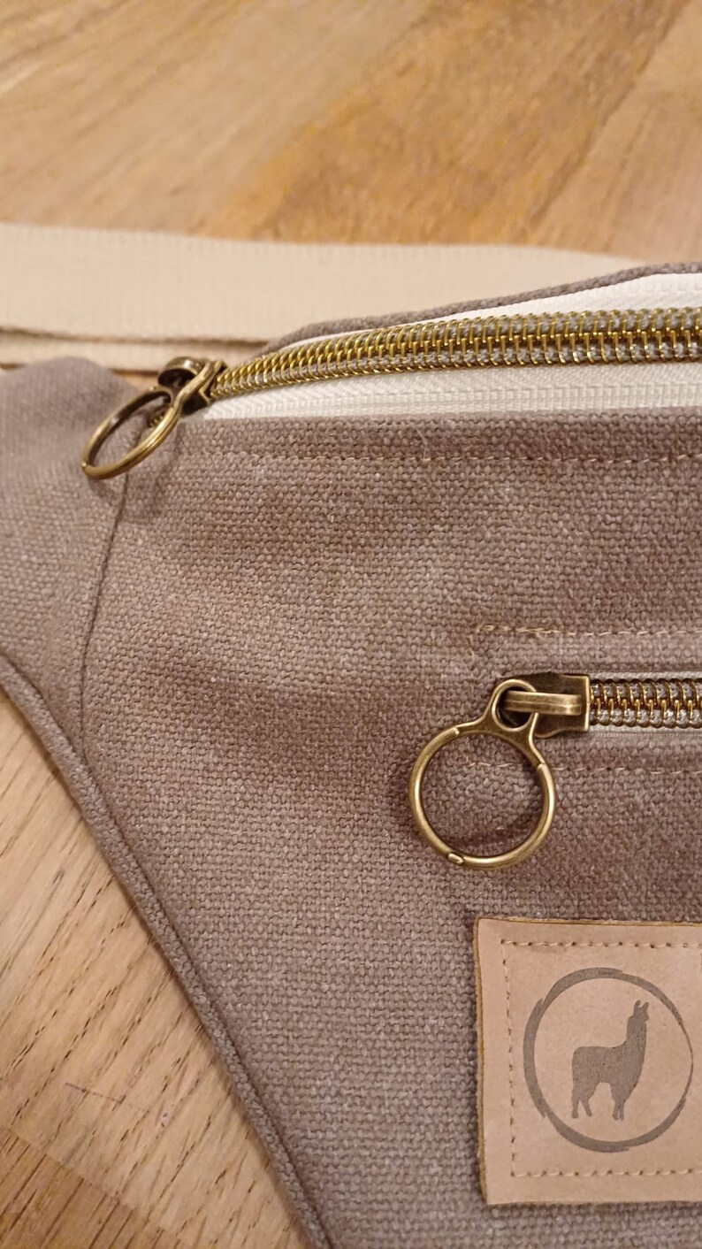 Sac banane en toile taupe avec poches