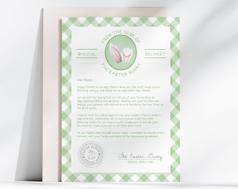 Op de afbeelding: Een groen-wit geblokte kaart met een konijnenillustratie en de tekst "From the desk of the Easter Bunny" in een groene cirkel. De kaart bevat een bericht over de paashaas die paaseieren en lekkernijen bezorgt.