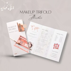 Op de afbeelding: Een drievoudige brochure voor een make-upstudio, met een palet met oogschaduw, een make-upkwast en de tekst "Makeup Studio". De brochure bevat een prijslijst, getuigenissen en social media-informatie. Het kleurenschema is zachtroze en beige.