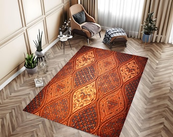Puede incluir: Una alfombra rectangular con un patrón repetitivo de grandes formas curvas de color naranja y crema rellenas de intrincados motivos florales, que se alternan con secciones azul oscuro decoradas con densos patrones geométricos en forma de estrella.