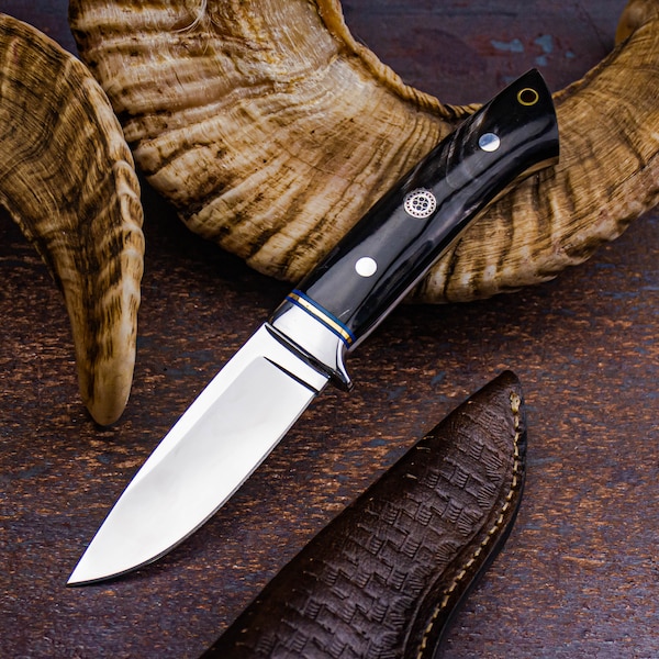 Custom Handmade Hunting Knife Fixed Blade D2 Stainless Steel Guard With Ram Horn Handle Skinner Camping Outdoors hunting Game Groomsmen Gift