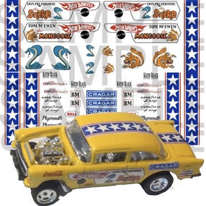 Peut inclure: Une Chevrolet 1955 jaune avec un schéma de peinture rouge, blanc et bleu. La voiture a un gros moteur visible à l'avant, et les mots "Don Prudhomme" et "The Snake" sont imprimés sur le côté. La voiture a des roues "Cragar" et des pneus "Good Year". La voiture est décorée d'étoiles et de rayures.