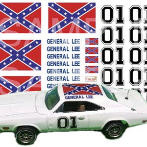 Könnte beinhalten: Ein weißes 1969 Dodge Charger Modell-Auto mit einer Konföderiertenflagge auf dem Dach und den Worten "General Lee" an der Seite. Das Auto hat eine schwarze "01" an der Seite und eine schwarze "0101" hinten. Das Auto ist umgeben von einem Bogen Aufkleber mit Konföderiertenflaggen und den Worten "General Lee" darauf.