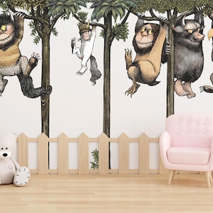 以下が含まれることがあります： 「かいじゅうたちのいるところ」のキャラクターが木にぶら下がっている壁画が特徴的な、子供部屋の気まぐれなシーン。ピンクのアームチェア、木の柵、テディベア、植木鉢が遊び心のある装飾を完成させています。