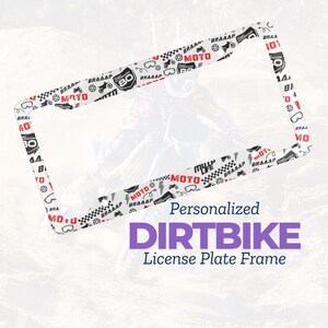 Peut inclure: Cadre de plaque d'immatriculation blanc avec un motif sur le th&egrave;me du motocross noir et rouge. Le cadre porte le texte "Cadre de plaque d'immatriculation DIRTBIKE personnalis&eacute;".