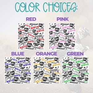 Peut inclure: Une feuille de conception num&eacute;rique avec 10 options de couleurs diff&eacute;rentes pour un imprim&eacute; de tissu sur le th&egrave;me du motocross. L'imprim&eacute; pr&eacute;sente les mots "Moto Life", "Braaap" et "Moto" r&eacute;p&eacute;t&eacute;s dans un motif noir et blanc. Les options de couleurs sont le rouge, le rose, le bleu, l'orange et le vert.