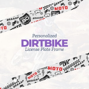Peut inclure: Cadre de plaque d'immatriculation blanc avec un motif sur le th&egrave;me du motocross noir et rouge. Le cadre pr&eacute;sente un motif r&eacute;p&eacute;titif de motos tout-terrain, de lunettes, de drapeaux &agrave; damier et les mots "BRAAP" et "MOTO". Le texte "Cadre de plaque d'immatriculation DIRTBIKE personnalis&eacute;" est imprim&eacute; en violet sur fond blanc.