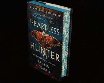 Heartless Hunter The Crimson Moth: Book 1 Handpainted Sprayed Edge Hardcover
