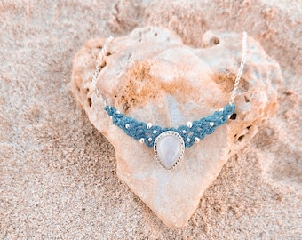 Choker necklace with Moonstone.