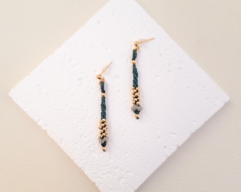 Long earrings made of gold-plated sterling silver, Labradorite stone and handcrafted macrame. Elegant and timeless handmade jewelry design.
