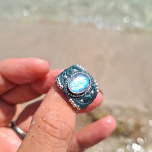 Makramee-Ring mit Mondstein und 925er Sterlingsilber.