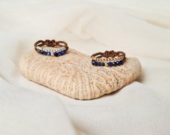 Anillo doble de macrame con piedras de Lapislázuli y cuentas de plata de ley o chapadas en oro.