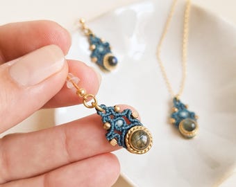 Pendant and earrings set with Labradorite. Handcrafted and contemporary jewelry. Handmade macramé jewelry with natural stones