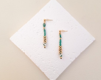 Long earrings made of gold-plated sterling silver, moonstone and handcrafted macrame. Elegant and timeless handmade designer jewelry.