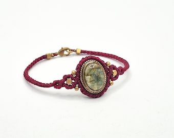 Macrame bracelet with Labradorite stone and brass details. Handmade jewelry.