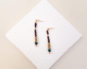 Long earrings made of gold-plated sterling silver, Apatite stones and handcrafted macrame. Handmade, elegant and timeless jewelry.