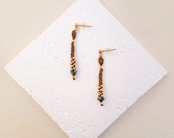 Long earrings made of gold-plated sterling silver, Apatite stones and handcrafted macrame. Elegant and timeless handmade designer jewelry.