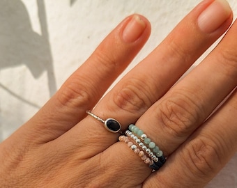 Anillo triple de plata, hilo encerado y piedras naturales. Joya minimalista