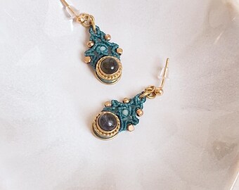 Long macrame earrings with Labradorite stone. Handmade jewelry with natural and spiritual stones. Jewelry with vibration and energy