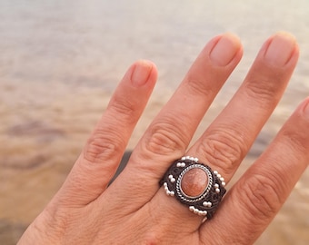 Sunstone ring in sterling silver. Macramé jewelry.