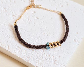 Macrame bracelet, Apatite stones and gold-plated sterling silver from the Marea Collection. Handmade bracelet with chain and natural stones