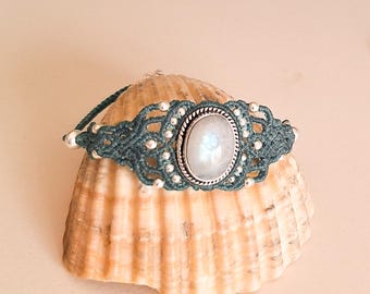 Macramé bracelet with natural moonstone and 925 silver. Handmade jewelry with energy stones.