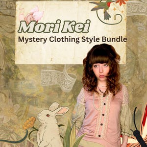 Puede incluir: Una mujer con top y falda rosas, parte de un Mori Kei Mystery Clothing Style Bundle. El top tiene detalles de encaje y cierres de botones. La imagen incluye una ilustraci&oacute;n de conejo, un colibr&iacute; y el texto "Mori Kei Mystery Clothing Style Bundle."