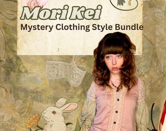 Può includere: Una donna con top e gonna rosa, parte di un Mori Kei Mystery Clothing Style Bundle. Il top ha dettagli in pizzo e chiusure con bottoni. L'immagine include un'illustrazione di coniglio, un colibrì e il testo "Mori Kei Mystery Clothing Style Bundle."