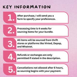 Pu&ograve; includere: Grafica rosa e bianca con il testo "KEY INFORMATION". La grafica elenca cinque punti chiave sul prodotto, tra cui l'approvvigionamento, i tempi di elaborazione e le politiche di rimborso.